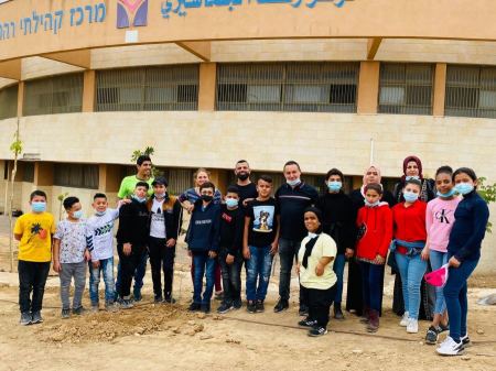 العشرات يتجندون لزراعة الأشجار في الساحات العامة في رهط 